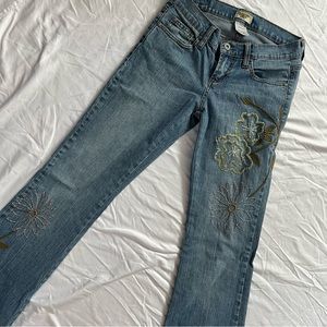 Flare low-rise vintage jeans with beated flowers. 💐